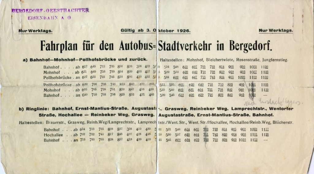 Erster Busfahrplan des Stadtverkehrs Bergedorf der BGE von 1926. Die Uhrzeiten sind noch zweimal von 0 bis 12 durchnummeriert, wobei bei Fahrten nach 18 Uhr abends (bis morgens um 6 Uhr) die Minutenziffern unterstrichen wurden. Handschriftlich ist die abendliche Fahrterweiterung entlang der seit 1912 existierenden Vierländer Bahn nach Curslack eingetragen