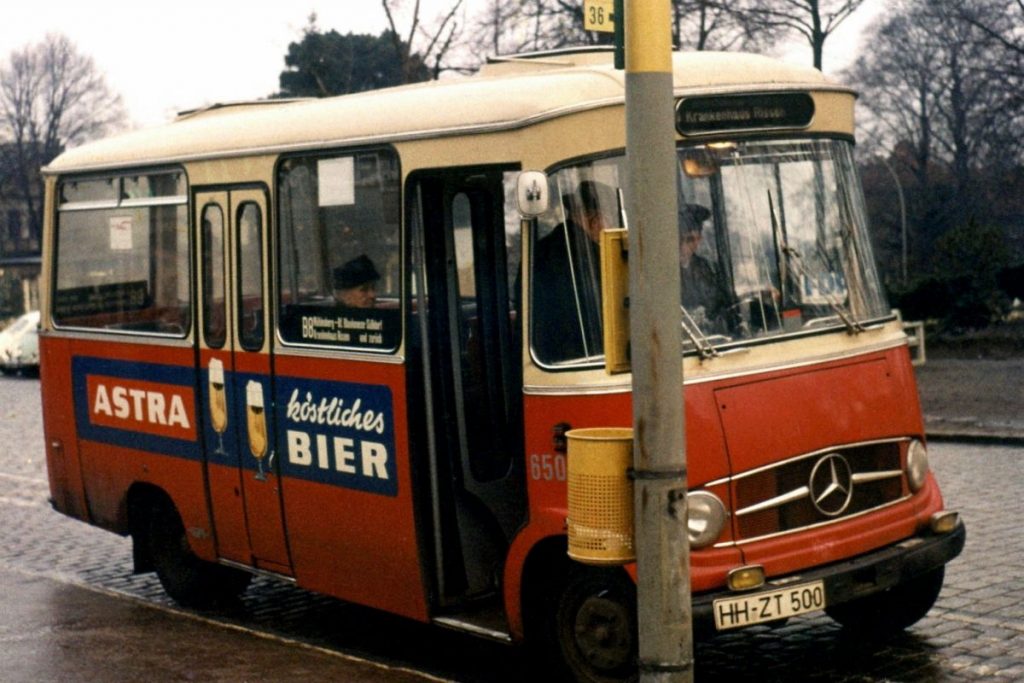 Eine Blankeneser Bergziege der zweiten Generation, Baujahr 1965. Dieser Wagen ist heute noch beim Hamburger Omnibus Verein erhalten! In seiner neunjährigen Einsatzzeit in Blankenese hat dieser Bus insgesamt neun Motoren verschlissen. Ein Zeichen, wie anspruchsvoll die Strecke für die Technik ist (Foto: Egon Ihde †, Sammlung HOV)