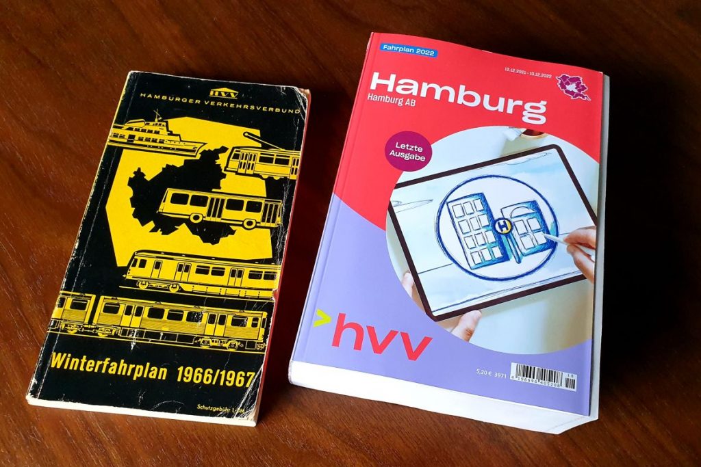 Erste und letzte Ausgabe des hvv Fahrplabuchs nebeneinander