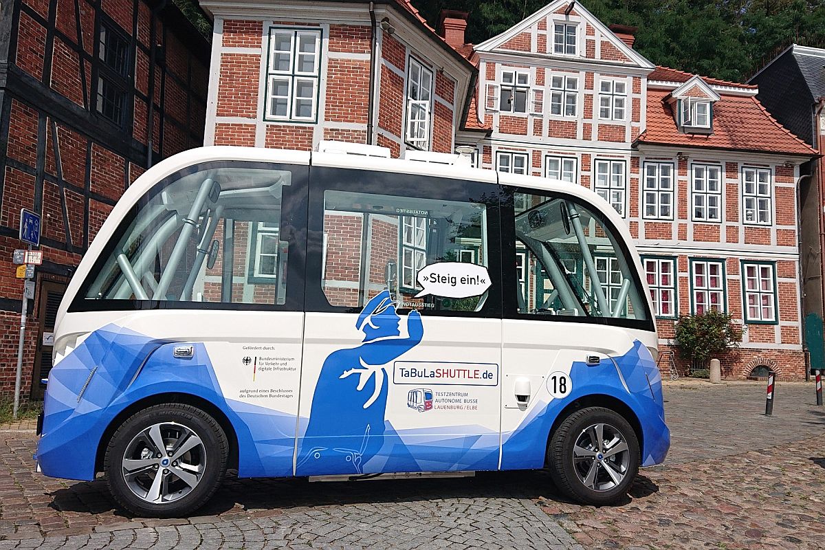 Ein Shuttle des Testzentrum für automatisiert verkehrende Busse - Abkürzung: TaBuLa.