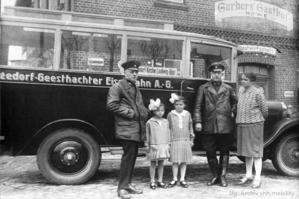Ein Gruppenbild an der Endstation „Hove“. Aufgenommen in den Anfangstagen des Busbetriebs