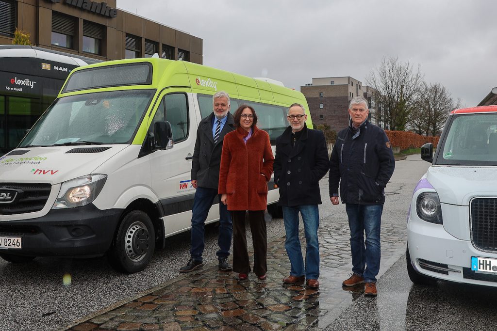 E-Sprinter für Henstedt-Ulzburg: Andreas Korthaus, VHH-Verkehrsleiter, Ulrike Schmidt, Bürgermeisterin Henstedt-Ulzburg, Claudius Mozer, Geschäftsführer SVG Südwestholstein, und Thomas Rath, Vertrieb Netzdienstleistungen von HanseWerk.