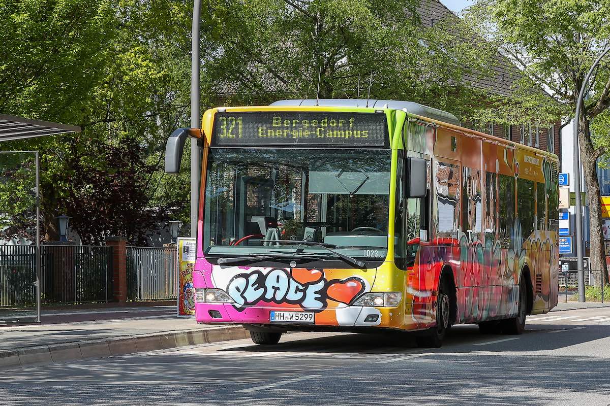 Ein von Schüler*innen gestalteter Graffiti-Bus fährt ab sofort durch Hamburg, passend zur Ausstellung "EINE STADT WIRD BUNT".