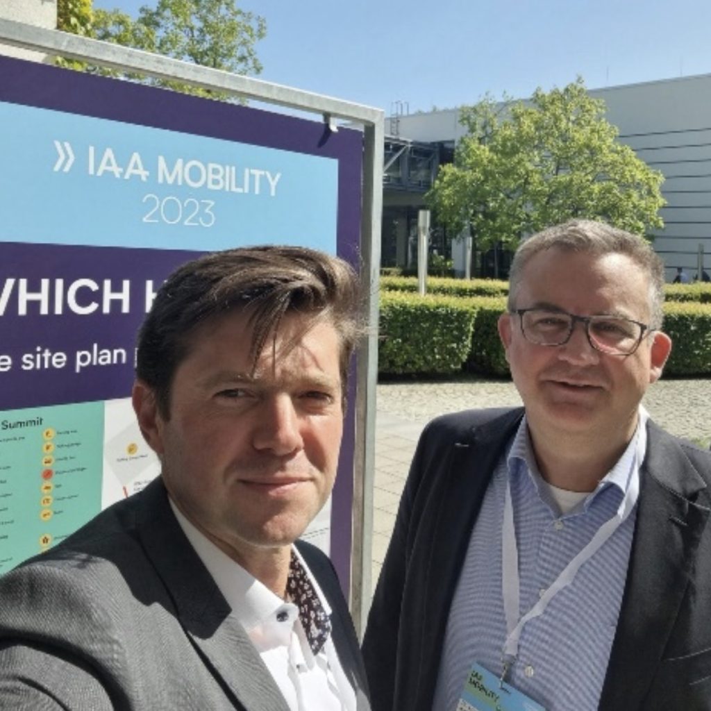 Christian Thoss (links) mit VHH-Geschäftsführer Dr. Lorenz Kasch in München bei der IAA Mobility.