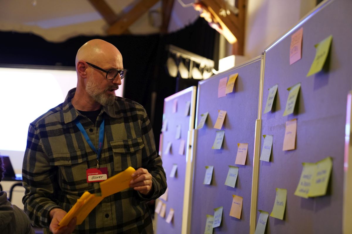 Die Teilnehmenden diskutierten zuerst in Kleingruppen und dann in der großen Runde. Die Teilnehmenden diskutierten zuerst in Kleingruppen und dann in der großen Runde.