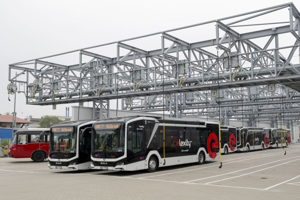 E-Busse an Ladeinfrastruktur in Billbrook. Billbrook wurde am 10. September 2023 eingeweiht und ist der erste vollständig elektrifizierte Betriebshof in Hamburg.