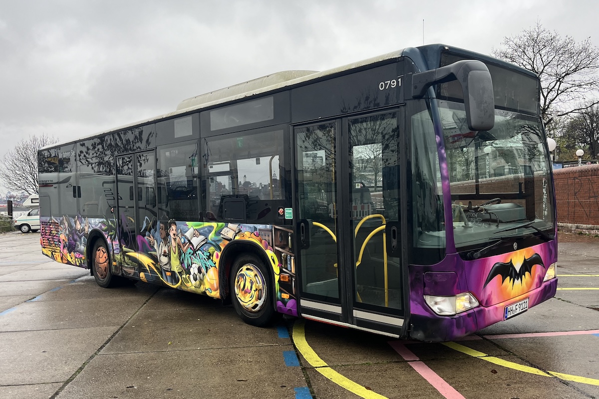 vhh.mobility übergibt einen ausgemusterten Bus an den Verein St. Pauli Bats zur Förderung von Sport und Integration.