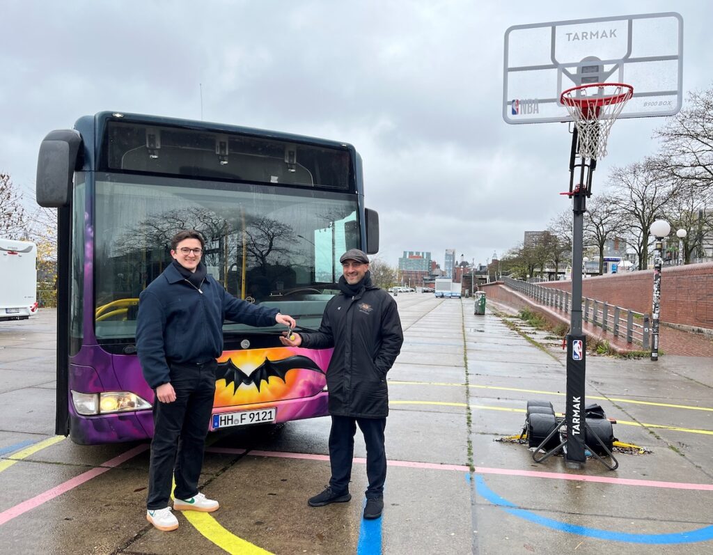 Kaleb Korthaus, Mitarbeiter Fahrzeugtechnik bei vhh.mobility, übergibt die Schlüssel für den Bus an Samer Ismailat. Bild vhh.mobility. 