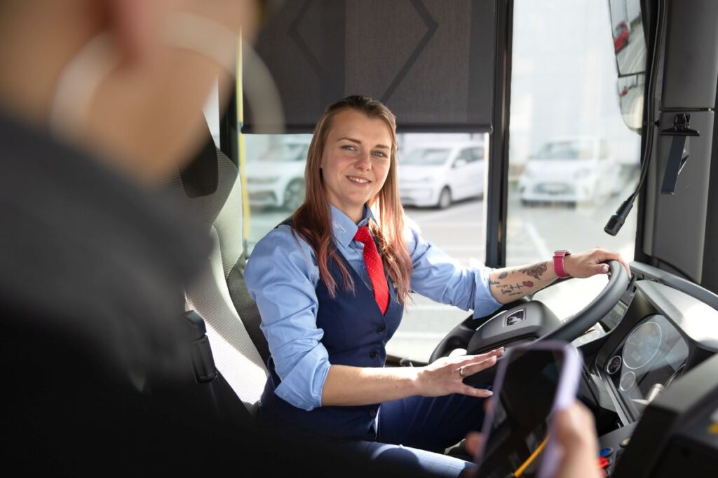 Wir bieten bei vhh.mobility in und um Hamburg viele freie Stellen im Fahrdienst - auch für Quereinsteiger*innen.