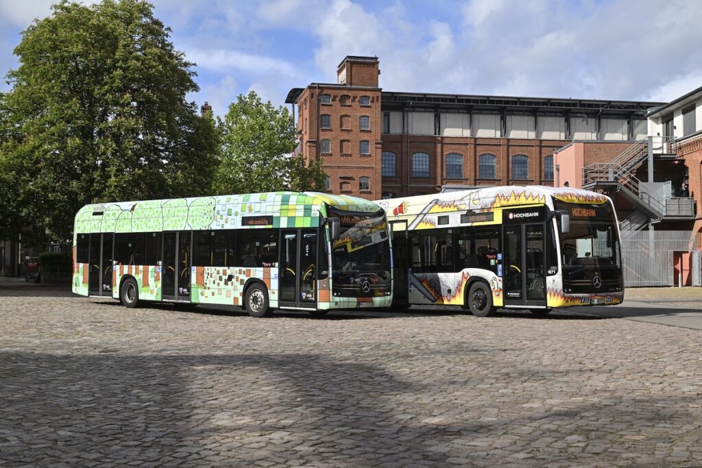 Die PaintBusse von vhh.mobility (links) und von der Hochbahn sind ab heute im hvv unterwegs. (Foto: Marc-Oliver Schulz / Hochbahn)
