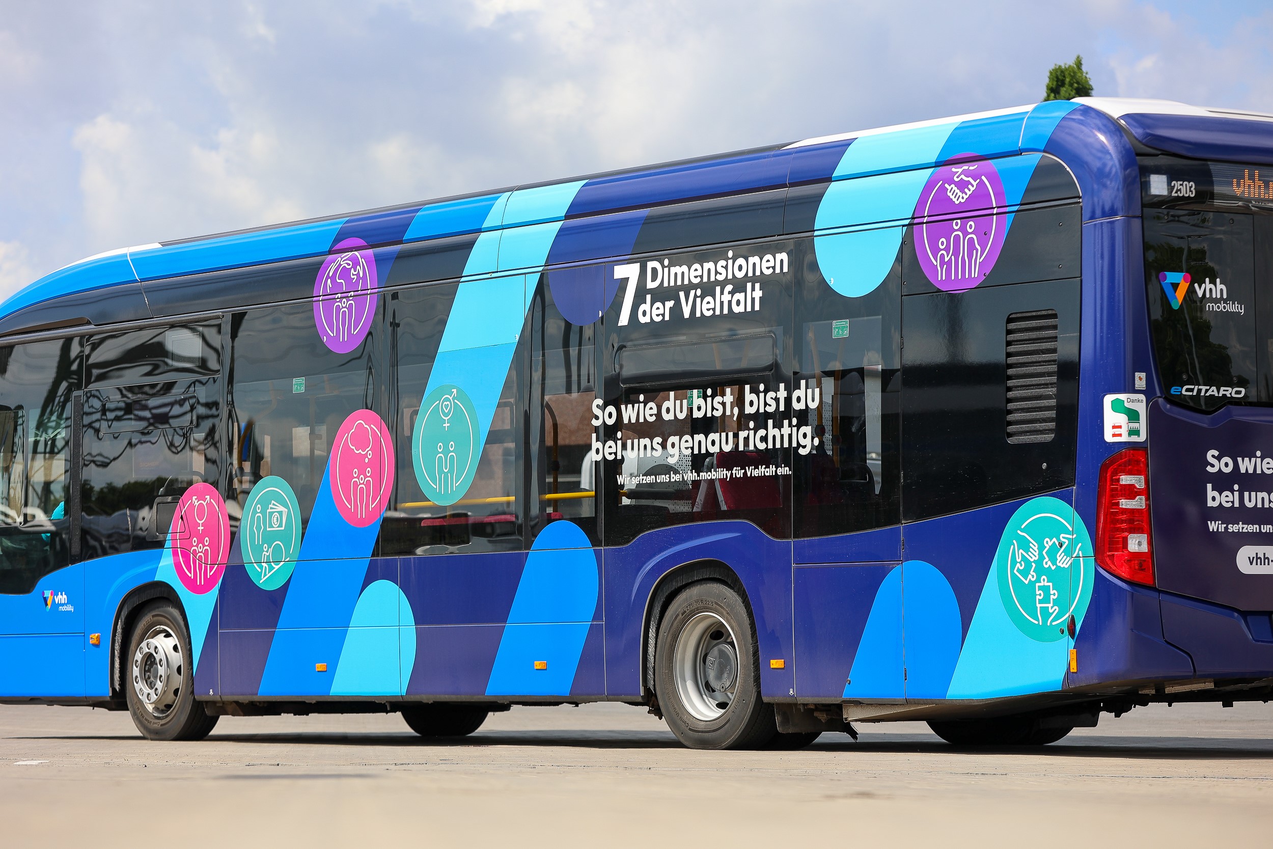 Zum Diversity Tag 2025 bringt vhh.mobility einen Bus mit den sieben Dimensionen von Vielfalt auf die Straßen in und um Hamburg.