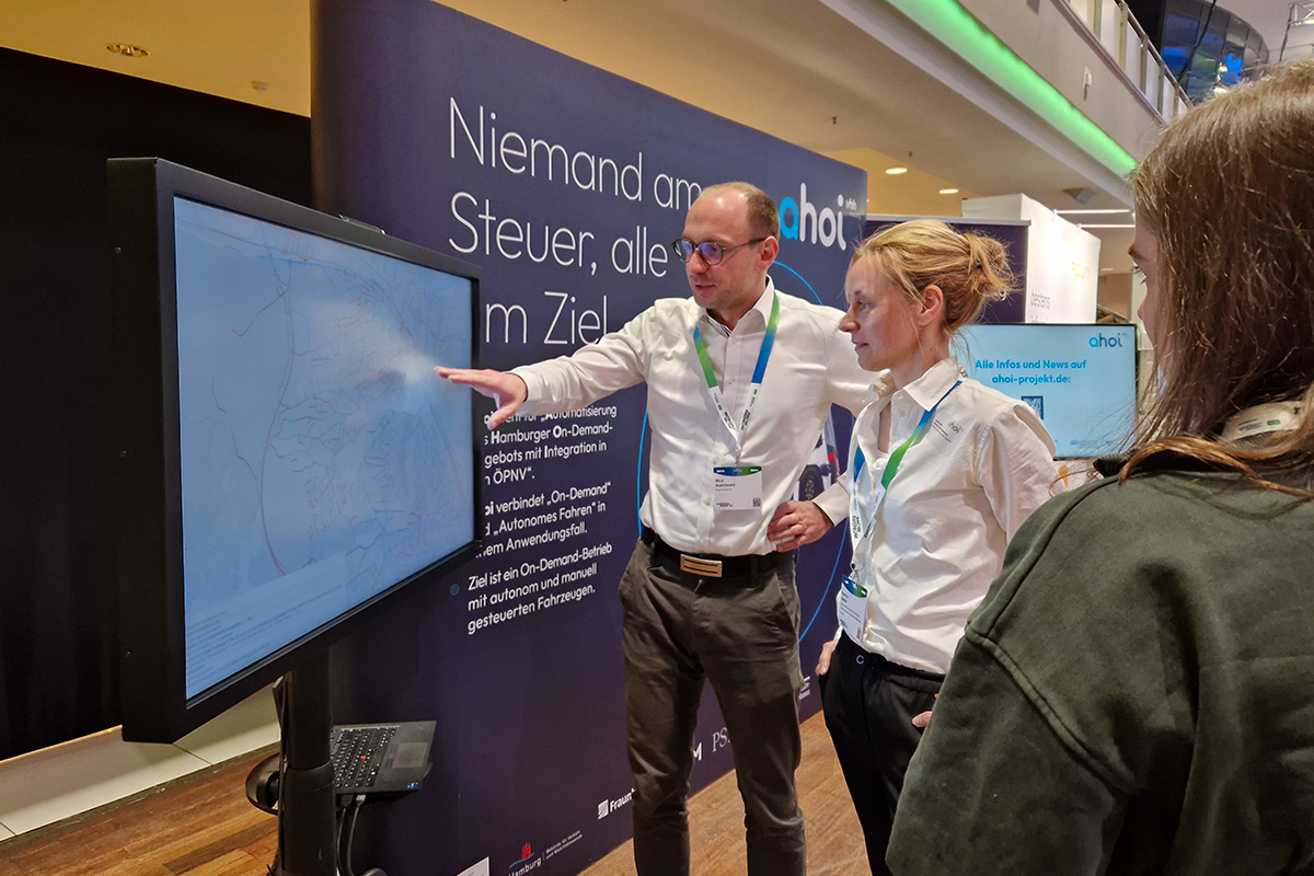 ahoi_Messestand_mm_2025 Das ahoi Projektteam präsentiert die Projektergebnisse am Touchscreen.