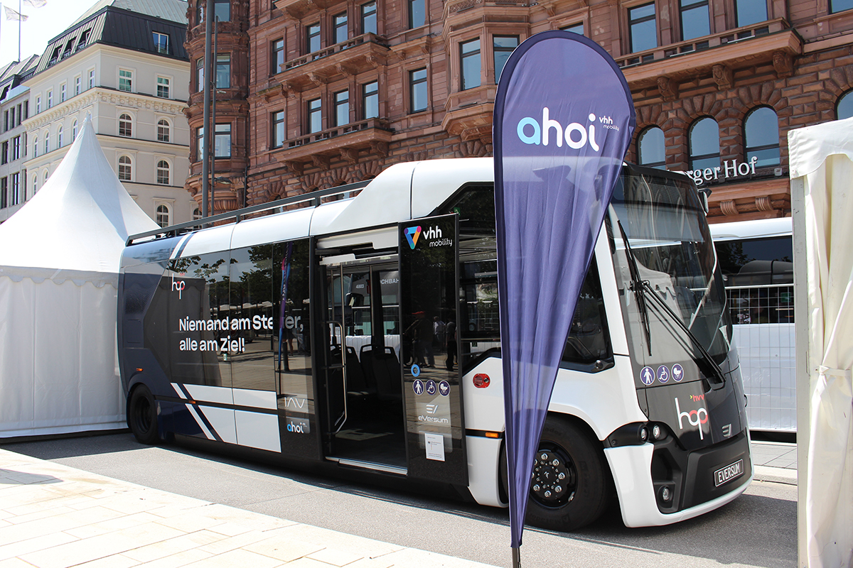 Prototyp eines autonomen Shuttles des Projektes ahoi mit der Aufschrift "Niemand am Steuer, alle am Ziel!"