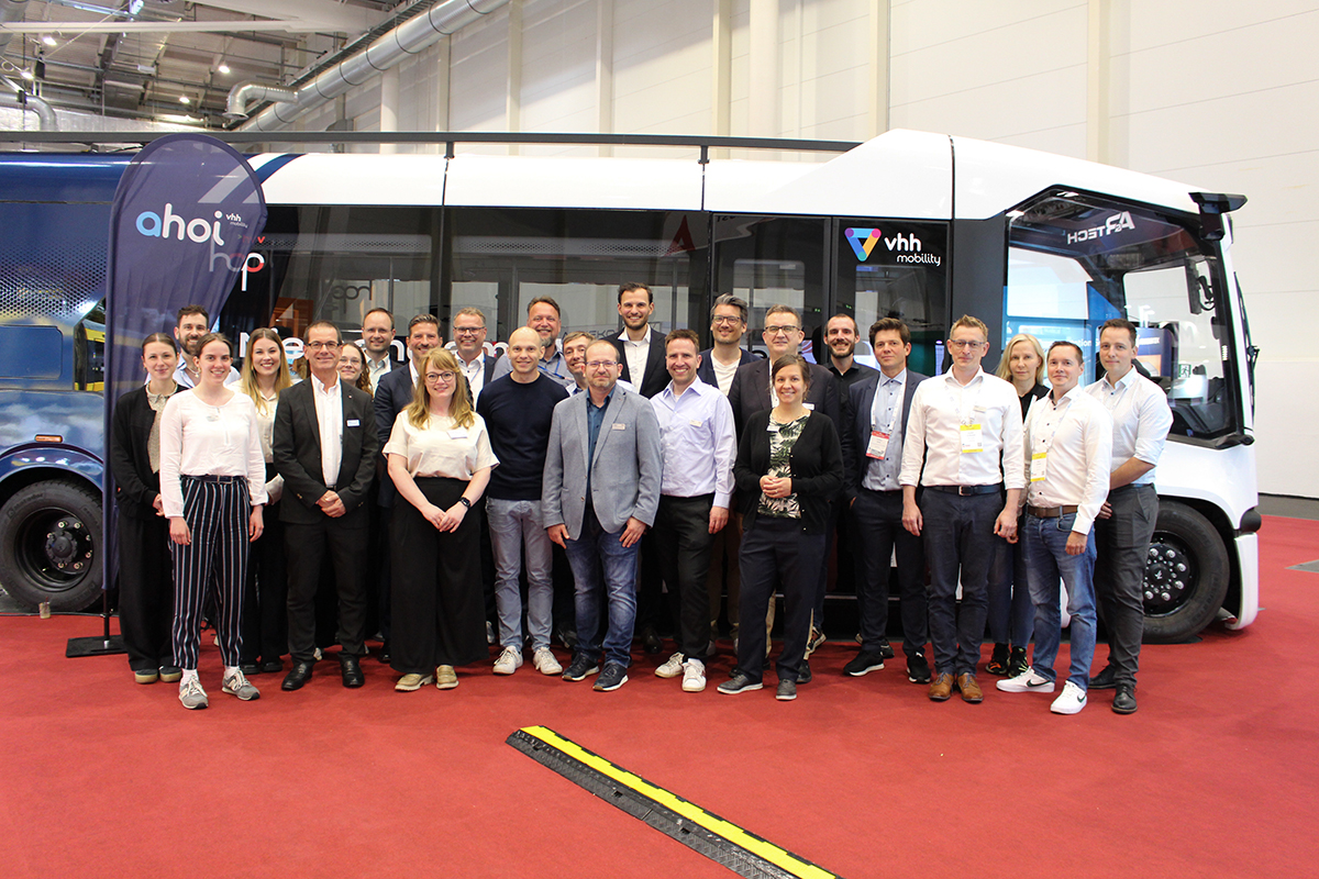 Das ahoi Projektteam beim UITP 2025 vor dem Shuttle