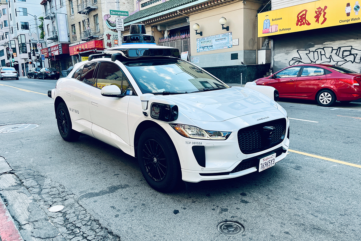 Autonomes Fahrzeug des Unternehmens Waymo auf den Straßen von San Francisco.