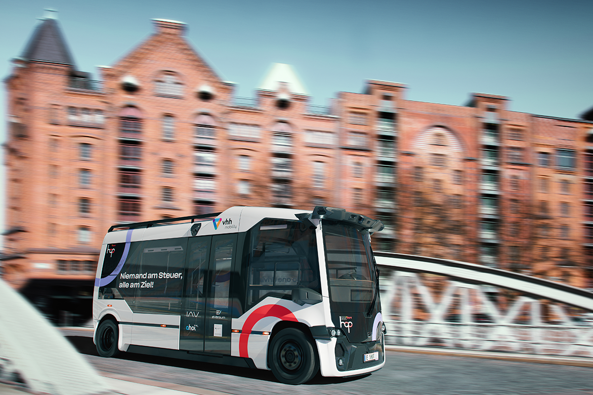 Ein autonomes Shuttle fährt über eine Brücke.