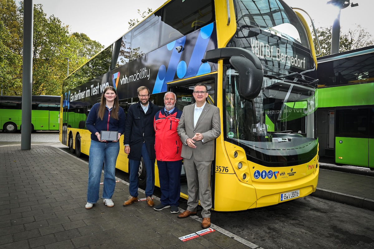 Mehr Sitzplätze, mehr Aussicht, mehr Fahrkomfort: vhh.mobility testet einen Doppeldeckerbus auf Hamburgs Straßen.