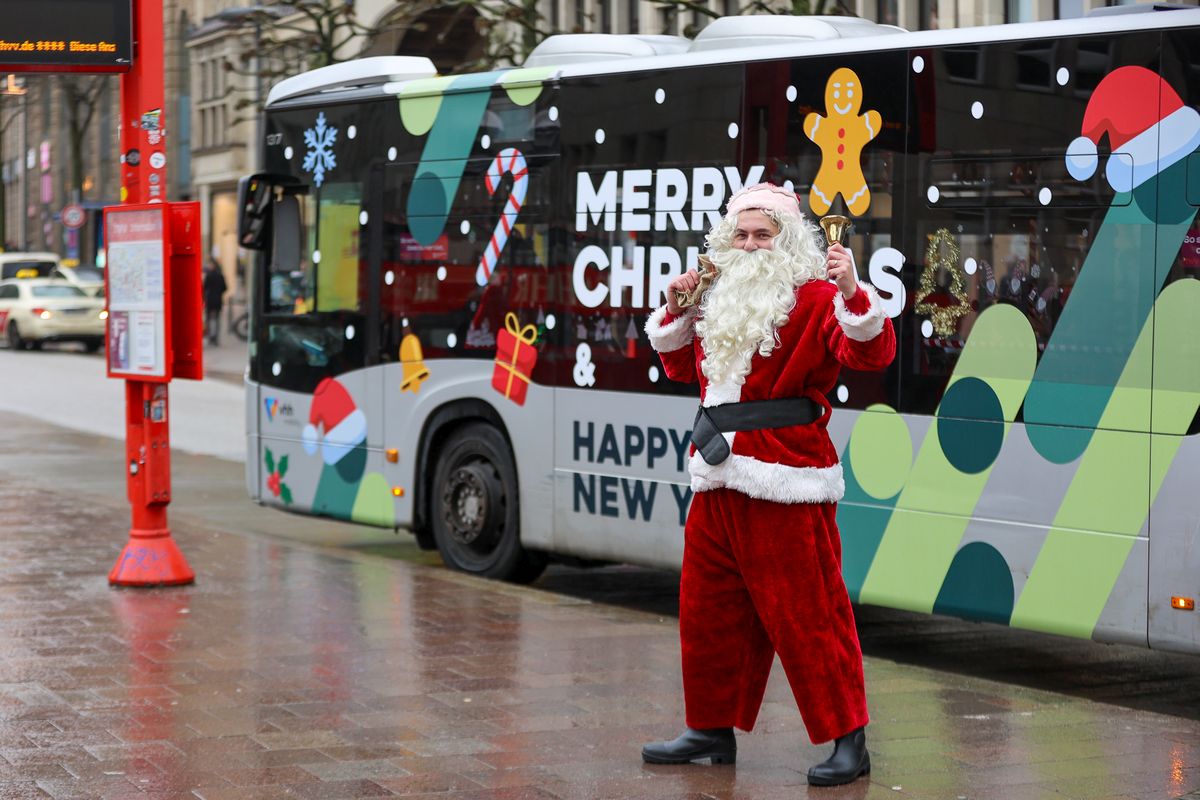 Im Weihnachtsbus von vhh.mobility und der Rindermarkthalle St. Pauli fährt ein Weihnachtsmann mit. Weihnachtsmann vor dem Weihnachtsbus von vhh.mobility und der Rindermarkthalle St. Pauli.