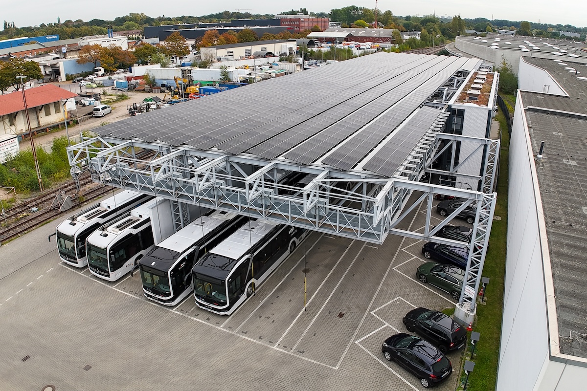 Solarstrom für den Busbetrieb: vhh.mobility, die Verkehrsbetriebe Hamburg-Holstein GmbH, nimmt Photovoltaikanlage in Billbrook in Betrieb.
