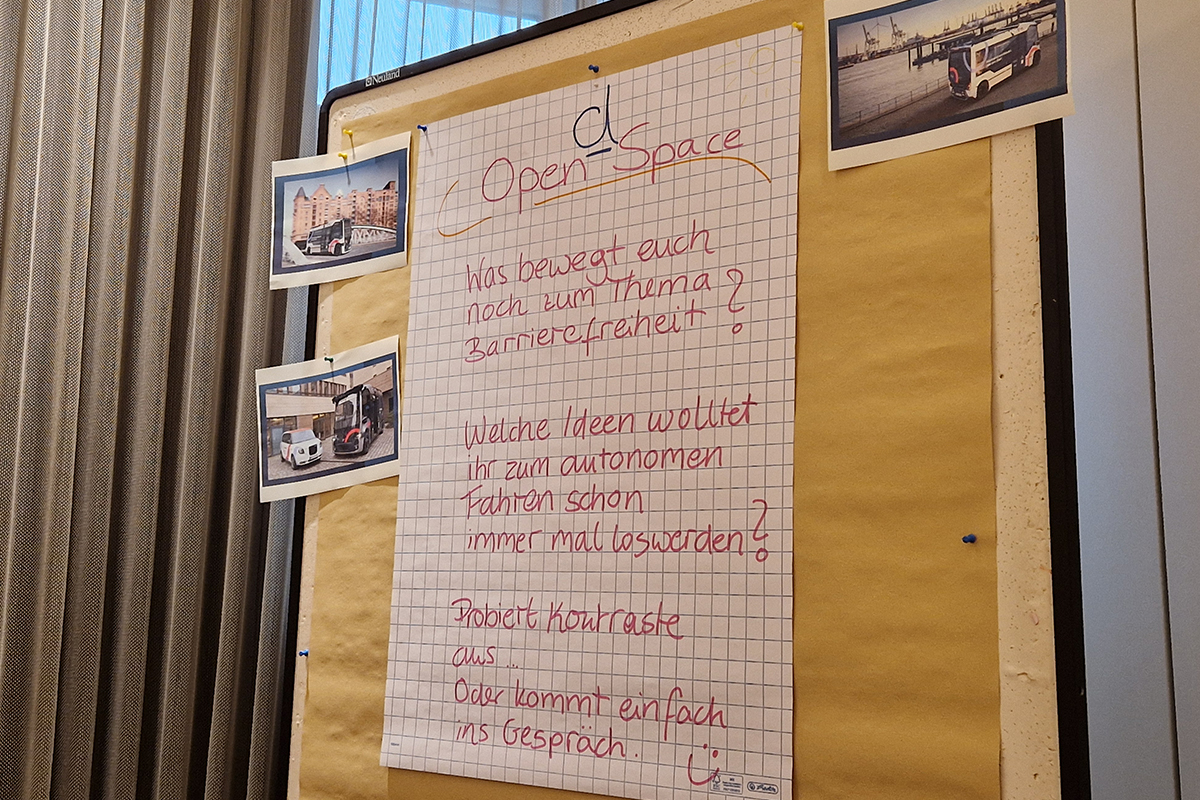 Open Space Pinnwand mit Bildern des autonomen Fahrzeugs