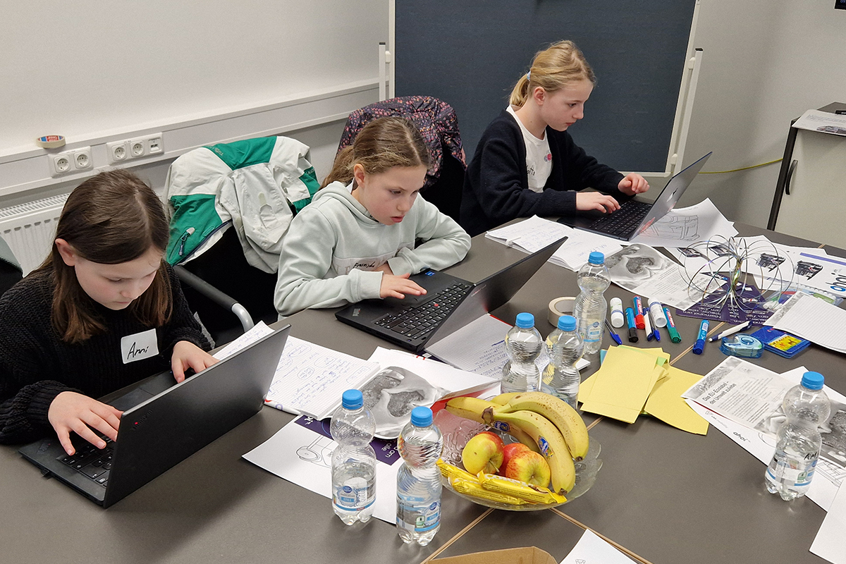 Die Grundschülerinnen bei der Arbeit an ihren Referaten zum autonomen Fahren.