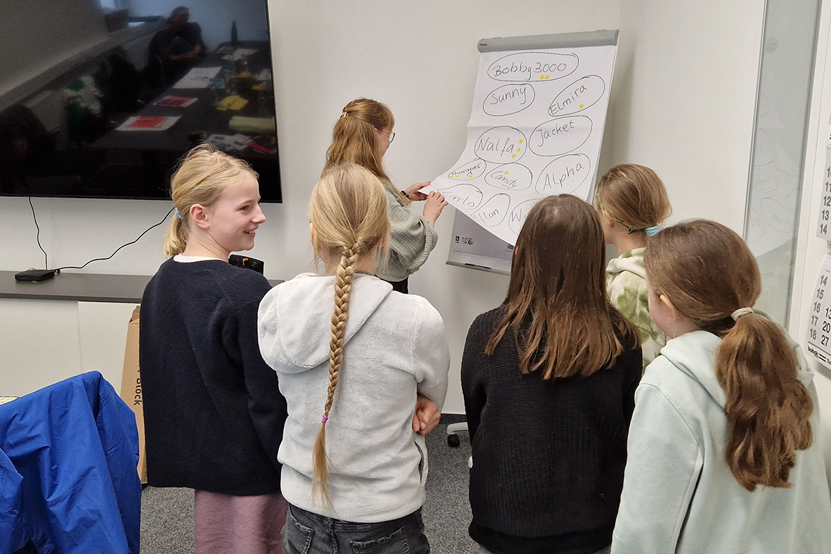 Die Schülerinnen wählen Namen für zwei der autonomen Shuttles aus: Nummer 1 und Nalfa.