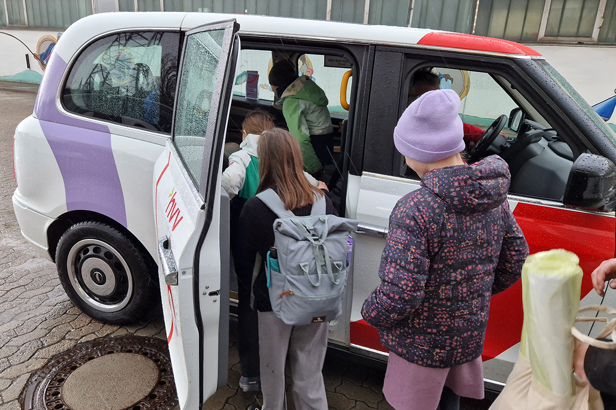 Die Grundschülerinnen aus Harburg fahren mit dem hvv hop Shuttle nachhause.
