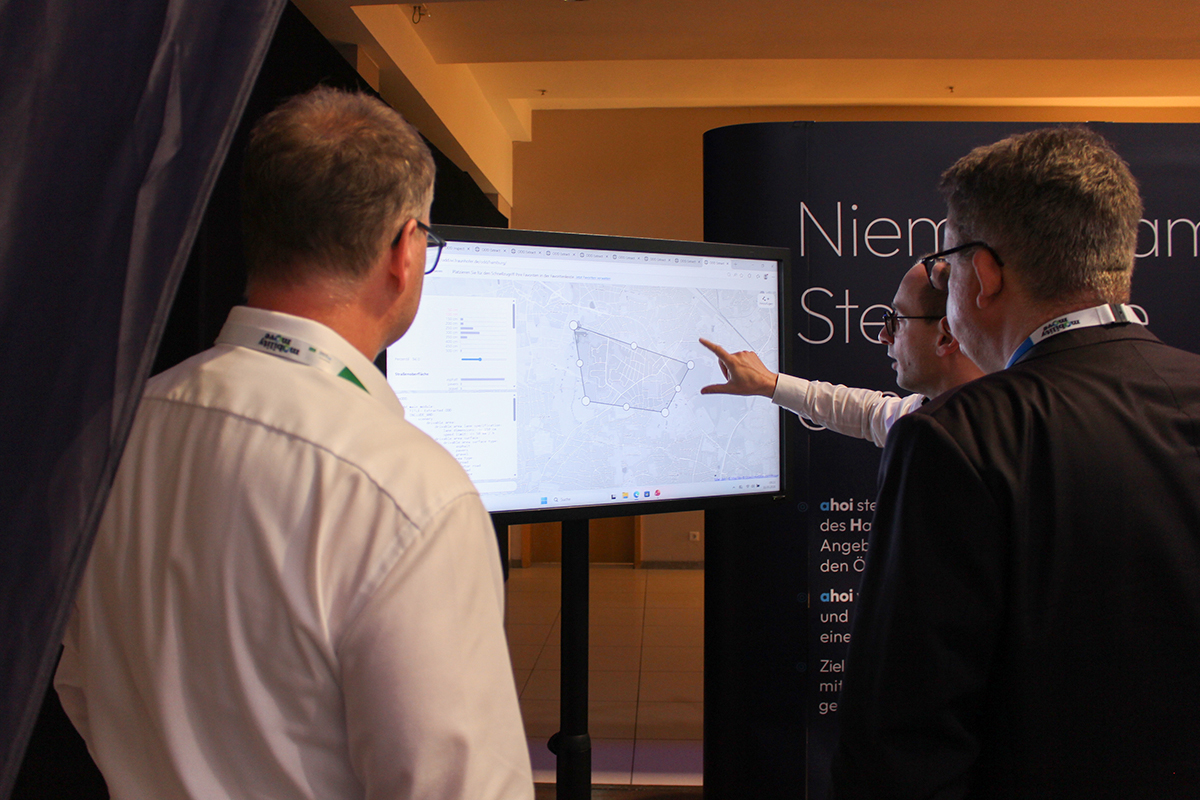 Am Touchscreen wird eine Betriebsbereichsanalyse präsentiert.