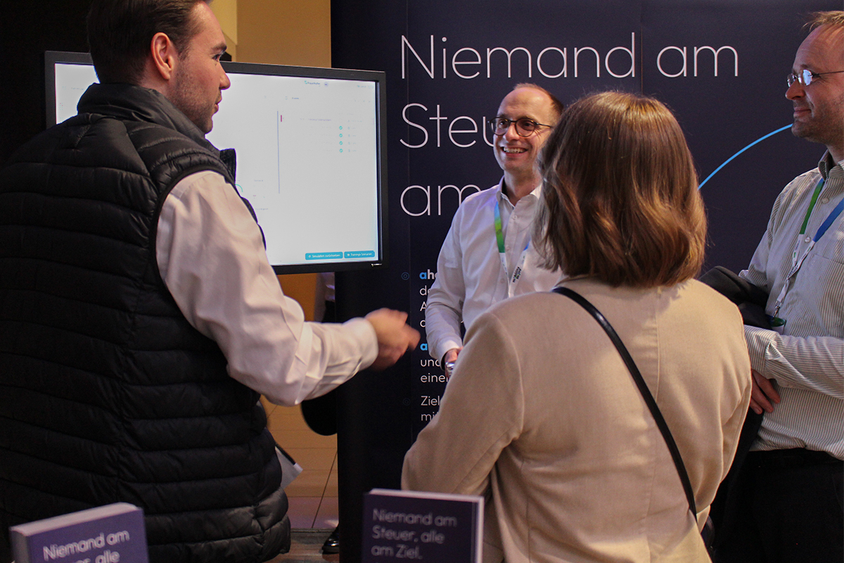 Besucher*innen erleben mit dem Demonstrator die Arbeit einer technischen Aufsicht für autonome Fahrzeuge.