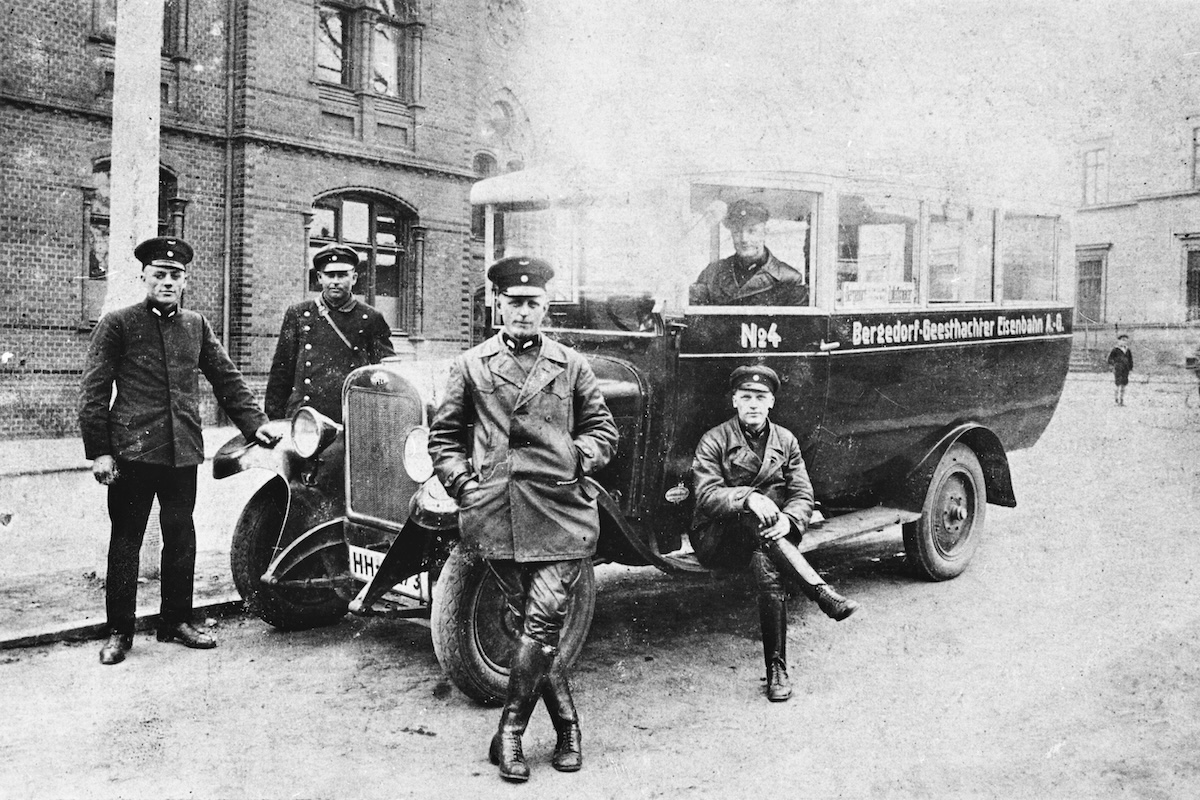 Bei vhh.mobility feiern wir 2026 ein besonderes Jubiläum: Vor 100 Jahren fuhren unsere ersten Omnibusse in der Metropolregion Hamburg.