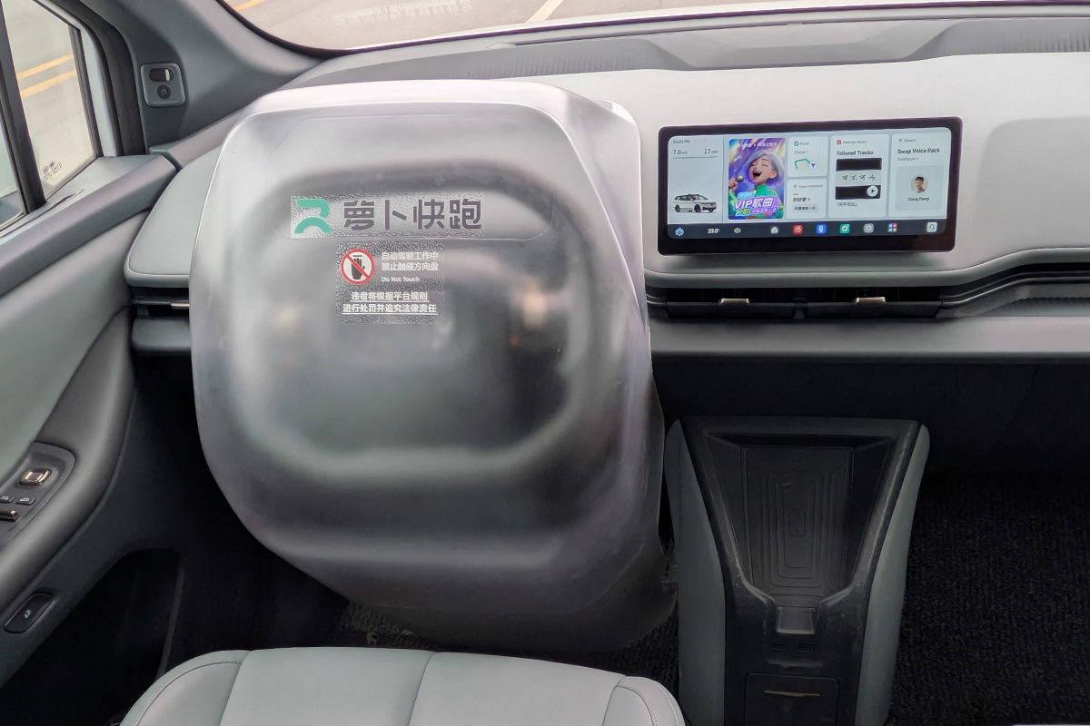 Ein Display im autonomen Fahrzeug des Unternehmens Apollo mit Funktionen wie Karaoke, Massagesitz, Musik und Spiele.