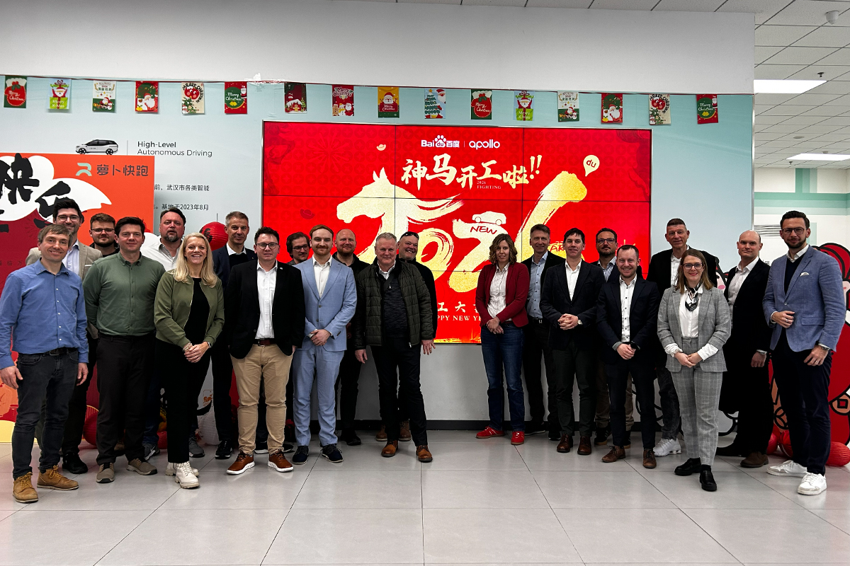 Die 22 Teilnehmenden der VDV-Delegationsreise beim Unternehmen Baidu Apollo in Wuhan.