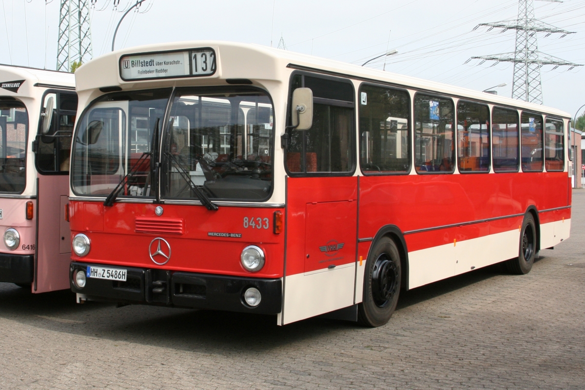 100 Jahre Busbetrieb bei vhh.mobility: Die rosa Bergziege kommt nach Blankenese. Der Oldtimerbus wird zum Jubiläum auf Linie unterwegs sein.
