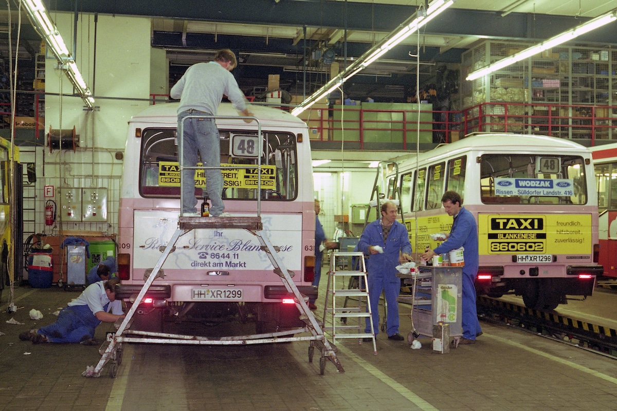 100 Jahre Busbetrieb bei vhh.mobility: Die rosa Bergziege kommt nach Blankenese. Der Oldtimerbus wird zum Jubiläum auf Linie unterwegs sein.