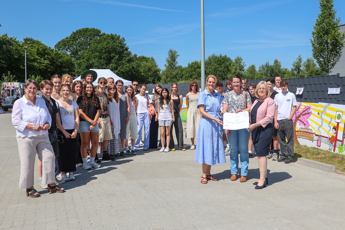 Mehr als 80 Schülerinnen und Schüler haben den Zaun des vhh.mobility Betriebshofs in Bargteheide in ein Kunstwerk verwandelt.