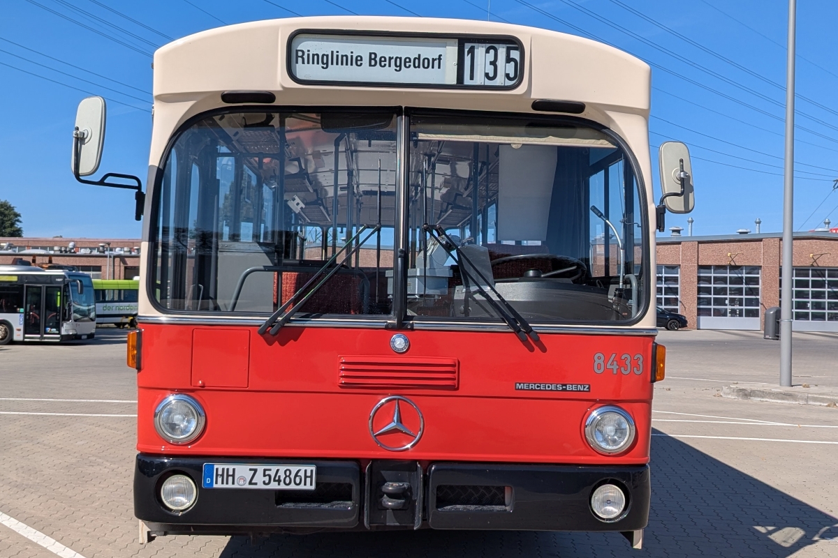 Mercedes-Benz O305, Wagen 8433 als Linie 135 beschildert.