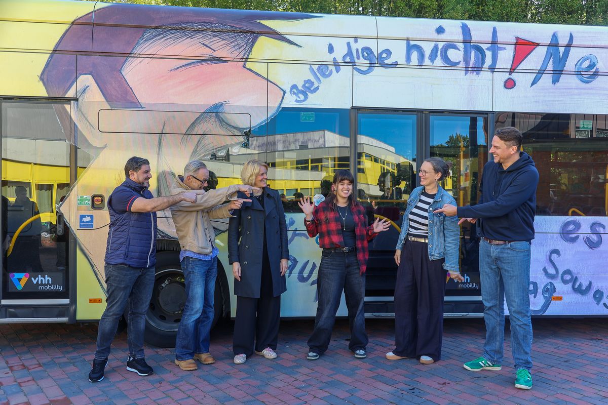 Anlässlich des Jubiläums "10.000 Bus-Engel im hvv" hat vhh.mobility einen nach dem Entwurf einer Schülerin gestalteten Linienbus in Betrieb genommen.